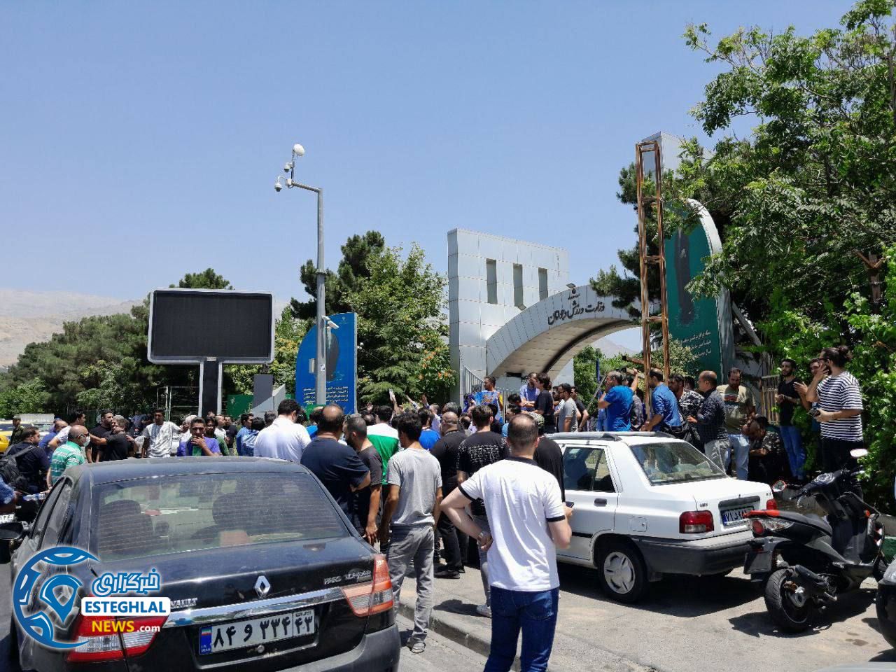 تجمع هواداران استقلال مقابل وزارت  ورزش
